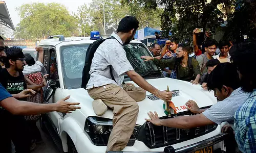 जादवपुर विश्वविद्यालय दंगा: मंत्री की गाड़ी की टक्कर में घायल छात्र के खिलाफ मामला दर्ज