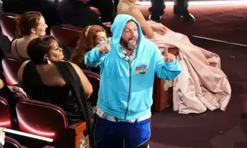 एडम सैंडलर ने स्वेटशर्ट पहनकर Oscars में सबका ध्यान खींचा