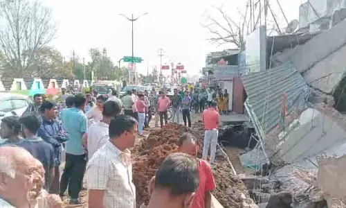 कॉम्प्लेक्स में हादसा, दीवार ढहने से कारोबारी सहमे