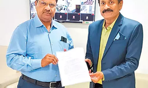 विश्वविद्यालय एपी OSD वेलागा जोशी ने बालकिष्टा रेड्डी से मुलाकात की विश्वविद्यालय एपी OSD वेलागा जोशी ने बालकिष्टा रेड्डी से मुलाकात की