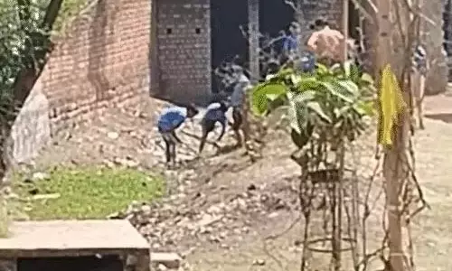 स्कूल में बच्चों ने की नाली की सफाई, टीचर पर होगी कार्रवाई