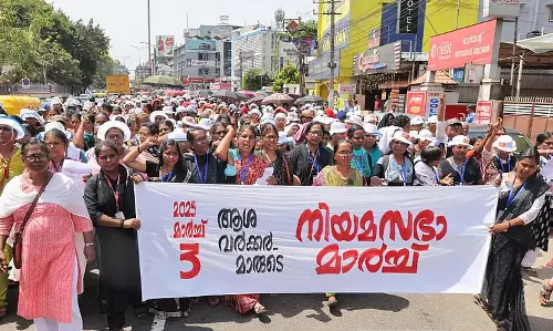 Kerala की राजधानी में आशा कार्यकर्ताओं ने बेहतर वेतन की मांग को लेकर विरोध प्रदर्शन किया
