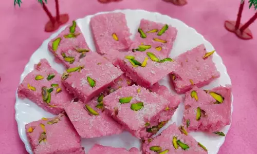गुलाब नारियल बर्फी रेसिपी