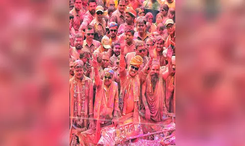 रंगों की आस्था...यहां होता है अनोखी होली का आयोजन रंगों की आस्था...यहां होता है अनोखी होली का आयोजन