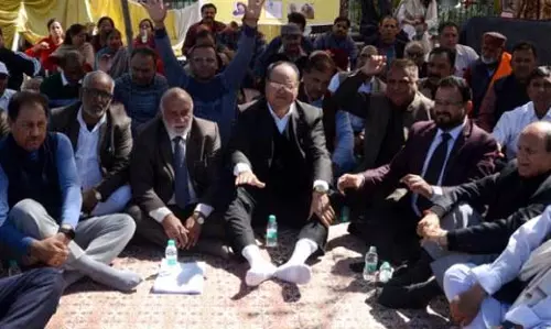 JBM ने नशीली दवाओं के बढ़ते खतरे के खिलाफ विरोध प्रदर्शन किया JBM ने नशीली दवाओं के बढ़ते खतरे के खिलाफ विरोध प्रदर्शन किया