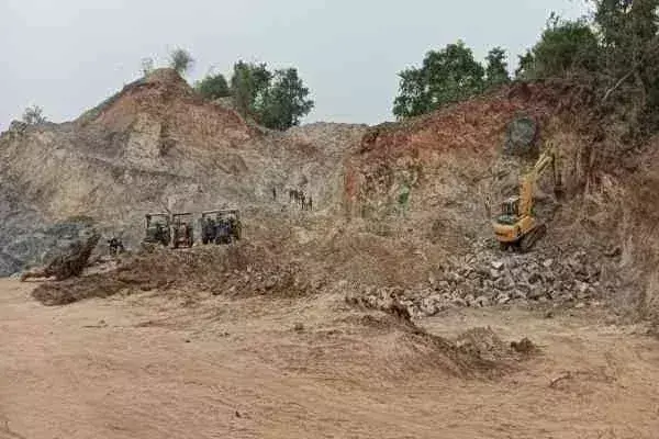 Giridih: गावां में पत्थर की अवैध माइनिंग, रोज हो रही 30 हजार सीएफटी बोल्डर की चोरी Giridih: गावां में पत्थर की अवैध माइनिंग, रोज हो रही 30 हजार सीएफटी बोल्डर की चोरी