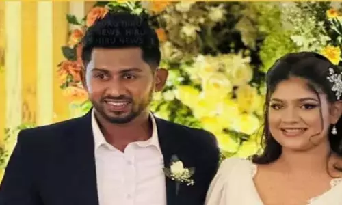 Kamindu Mendis और निशनी क्रीज से परे प्यार का जश्न मना रहे Kamindu Mendis और निशनी क्रीज से परे प्यार का जश्न मना रहे