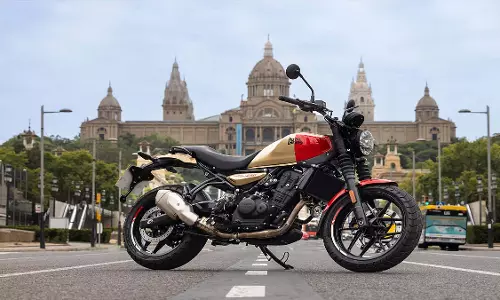 Royal Enfield को गति मिली, बजाज ऑटो की फरवरी 2025 की बिक्री में गिरावट