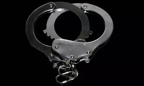 CRIME: नाबालिग गर्भवती लड़की को गर्भपात की गोलियाँ देने के आरोप में डॉक्टर गिरफ्तार CRIME: नाबालिग गर्भवती लड़की को गर्भपात की गोलियाँ देने के आरोप में डॉक्टर गिरफ्तार