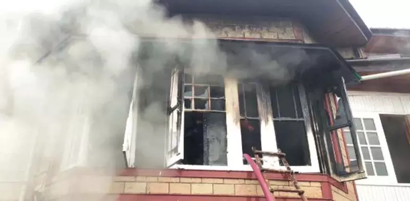 सोपोर में आग लगने की घटना में दो मंजिला मकान आंशिक रूप से क्षतिग्रस्त हो गए सोपोर में आग लगने की घटना में दो मंजिला मकान आंशिक रूप से क्षतिग्रस्त हो गए