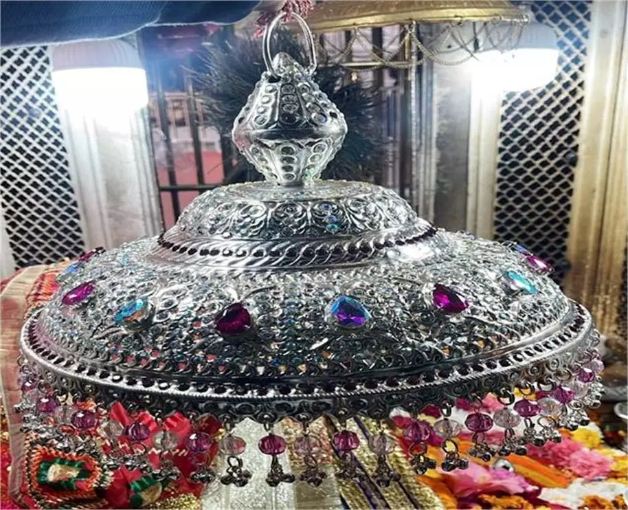 Himachal: श्रद्धालु ने मां चिंतपूर्णी के दरबार में चढ़ाया 1 किलो 440 ग्राम वजनी चांदी का छत्र Himachal: श्रद्धालु ने मां चिंतपूर्णी के दरबार में चढ़ाया 1 किलो 440 ग्राम वजनी चांदी का छत्र