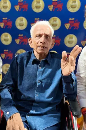 क्रिकेटर पद्माकर शिवालकर का 84 वर्ष की आयु में निधन क्रिकेटर पद्माकर शिवालकर का 84 वर्ष की आयु में निधन