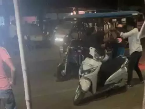 महिला ई-रिक्शा चालक से सरेआम बदसलूकी, युवक ने चप्पल से मारा महिला ई-रिक्शा चालक से सरेआम बदसलूकी, युवक ने चप्पल से मारा