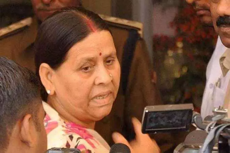Patna: राबड़ी देवी ने EC, CBI और आयकर विभाग की तरफ से हर दूसरे दिन नोटिस मिलने की भी शिकायत की Patna: राबड़ी देवी ने EC, CBI और आयकर विभाग की तरफ से हर दूसरे दिन नोटिस मिलने की भी शिकायत की