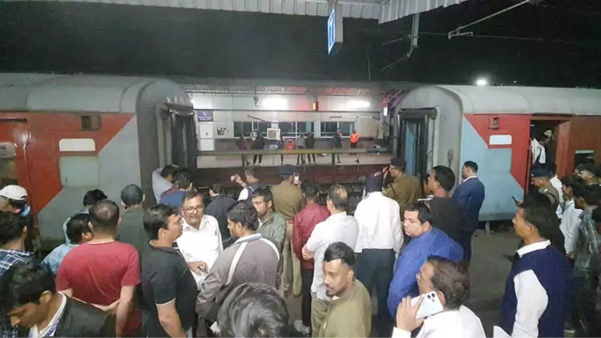 एक्सप्रेस ट्रेन की कपलिंग टूटी, यात्रियों में घबराहट, कहा- बड़ा हादसा हो सकता था एक्सप्रेस ट्रेन की कपलिंग टूटी, यात्रियों में घबराहट, कहा- बड़ा हादसा हो सकता था