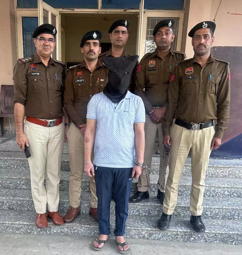 कांग्रेस कार्यकर्ता की ‘दोस्त’ ने मोबाइल चार्जर के तार से गला घोंटकर हत्या की: Police कांग्रेस कार्यकर्ता की ‘दोस्त’ ने मोबाइल चार्जर के तार से गला घोंटकर हत्या की: Police