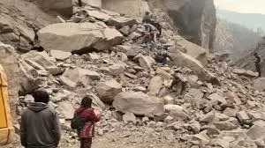 Uttarakhand: हाईवे पर दरकी चट्टान, सड़क पर आ गिरा पूरा पहाड़ Uttarakhand: हाईवे पर दरकी चट्टान, सड़क पर आ गिरा पूरा पहाड़