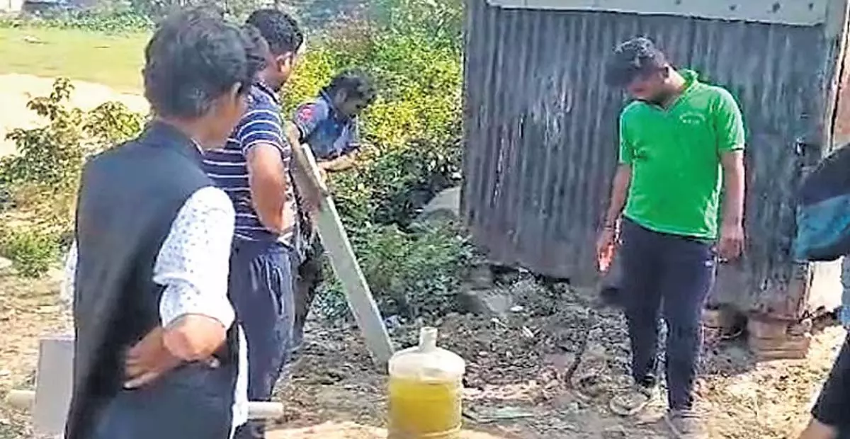 Odisha: पश्चिम बंगाल के अधिकारियों द्वारा खंभे लगाने से सीमा विवाद बढ़ा Odisha: पश्चिम बंगाल के अधिकारियों द्वारा खंभे लगाने से सीमा विवाद बढ़ा