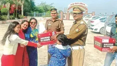Kanpur: यातायात जागरूकता अभियान के तहत हेलमेट वितरित की गई Kanpur: यातायात जागरूकता अभियान के तहत हेलमेट वितरित की गई