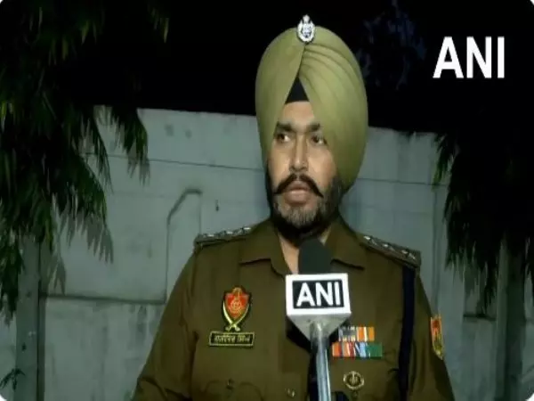 BSF कर्मियों ने पाकिस्तान की ओर से भारत की सीमा में घुस रहे एक व्यक्ति को मार गिराया, DSP ने कहा BSF कर्मियों ने पाकिस्तान की ओर से भारत की सीमा में घुस रहे एक व्यक्ति को मार गिराया, DSP ने कहा