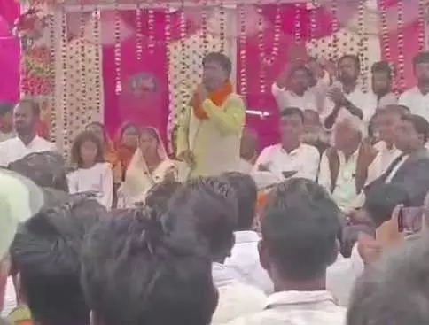 मंत्री को चोर और बेवकूफ कहा, जनपद सदस्य का वीडियो वायरल मंत्री को चोर और बेवकूफ कहा, जनपद सदस्य का वीडियो वायरल