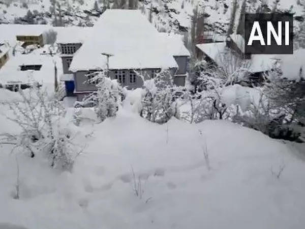 Himachal: भारी बर्फबारी के बाद लाहौल और स्पीति बर्फ की मोटी चादर में लिपटा Himachal: भारी बर्फबारी के बाद लाहौल और स्पीति बर्फ की मोटी चादर में लिपटा