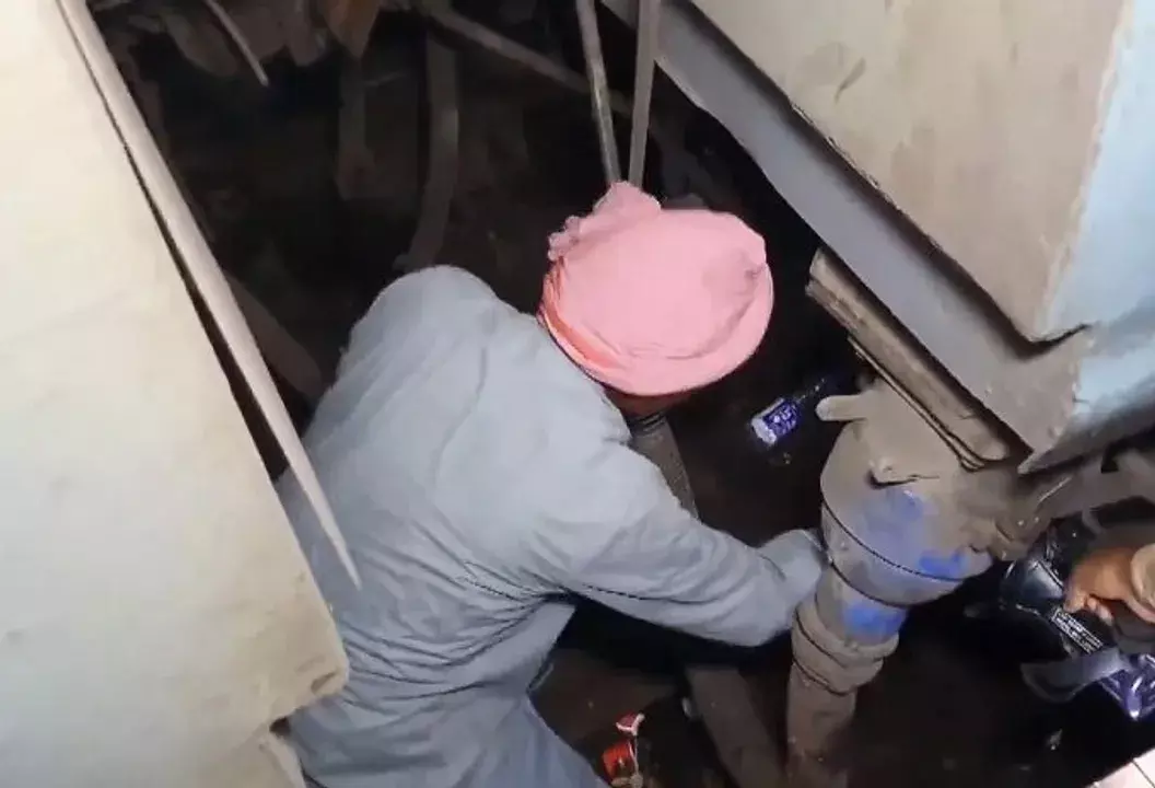 UP में कपलिंग फेल होने से ओडिशा जाने वाली नंदन कानन एक्सप्रेस दो हिस्सों में बंट गई UP में कपलिंग फेल होने से ओडिशा जाने वाली नंदन कानन एक्सप्रेस दो हिस्सों में बंट गई