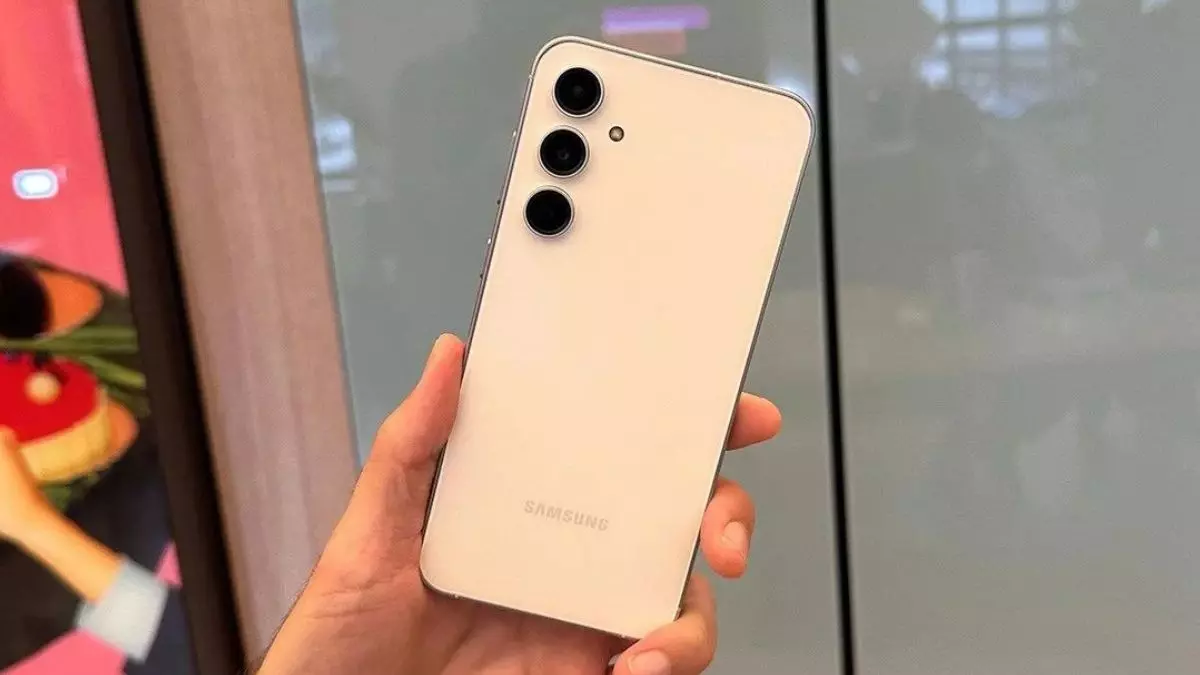 Samsung के इस प्रीमियम फोन की 30,000 रुपये गिरी कीमत Samsung के इस प्रीमियम फोन की 30,000 रुपये गिरी कीमत