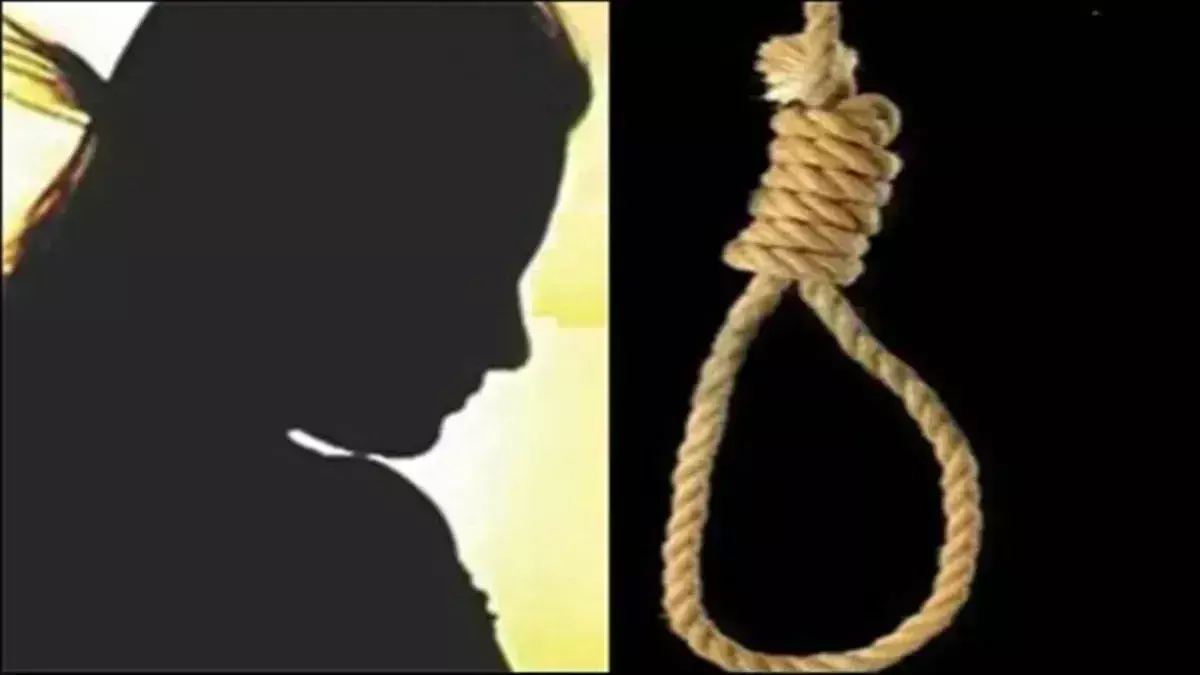 Mirzapur: विवाहिता का शव संदिग्ध परिस्थितियों में फांसी के फंदे से लटका मिला Mirzapur: विवाहिता का शव संदिग्ध परिस्थितियों में फांसी के फंदे से लटका मिला