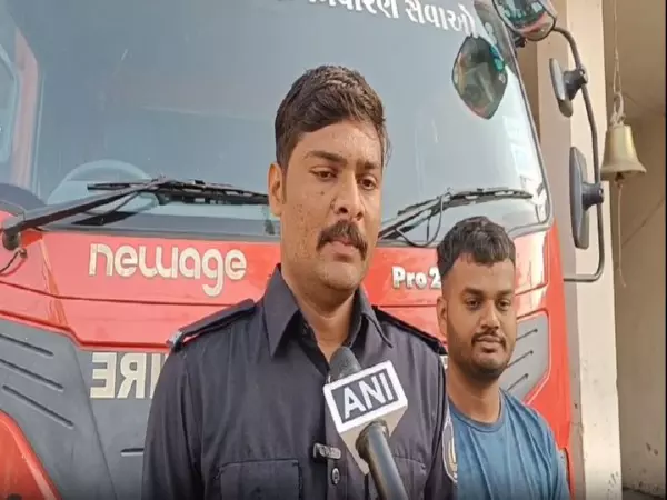 Gujarat: गोधरा रेलवे स्टेशन के पास पुरानी इमारत में लगी आग Gujarat: गोधरा रेलवे स्टेशन के पास पुरानी इमारत में लगी आग
