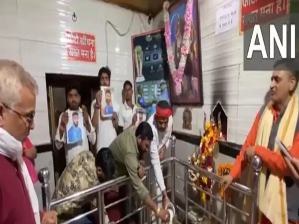 Champions Trophy: वाराणसी में क्रिकेट प्रशंसकों ने सेमीफाइनल में ऑस्ट्रेलिया के खिलाफ भारत की जीत के लिए प्रार्थना की Champions Trophy: वाराणसी में क्रिकेट प्रशंसकों ने सेमीफाइनल में ऑस्ट्रेलिया के खिलाफ भारत की जीत के लिए प्रार्थना की