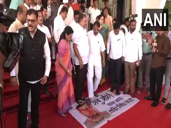 महायुति नेताओं ने Abu Azmi की औरंगज़ेब संबंधी विवादित टिप्पणी के खिलाफ़ प्रदर्शन किया महायुति नेताओं ने Abu Azmi की औरंगज़ेब संबंधी विवादित टिप्पणी के खिलाफ़ प्रदर्शन किया