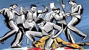 Rajasthan : शादी समारोह में नाबालिग से छेड़छाड़,युवक की गुस्साई भीड़ ने की पिटाई Rajasthan : शादी समारोह में नाबालिग से छेड़छाड़,युवक की गुस्साई भीड़ ने की पिटाई