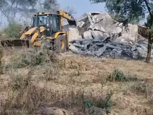 शराब कोचिया के घर चला बुलडोजर, पूरा ढहाया गया शराब कोचिया के घर चला बुलडोजर, पूरा ढहाया गया