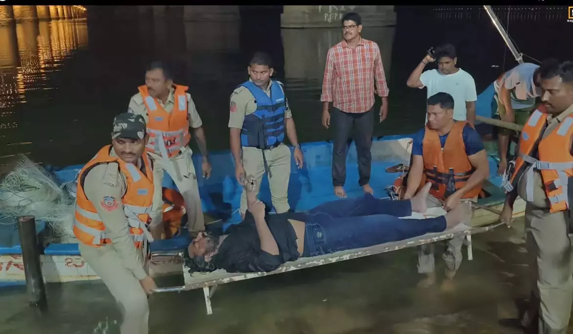 AP: गोदावरी नदी में नाव पलटने से दो लोगों की मौत AP: गोदावरी नदी में नाव पलटने से दो लोगों की मौत
