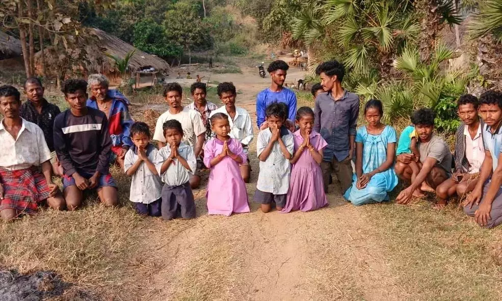 Anakapalle के वीरबद्रिपेट गांव के लिए आदिवासी सड़क की मांग कर रहे Anakapalle के वीरबद्रिपेट गांव के लिए आदिवासी सड़क की मांग कर रहे