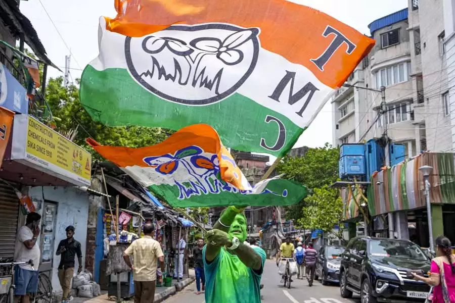 विधायक ने TMC की जीत पर नकद पुरस्कार की पेशकश की विधायक ने TMC की जीत पर नकद पुरस्कार की पेशकश की