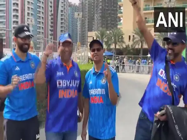 UAE: ऑस्ट्रेलिया के खिलाफ सेमीफाइनल मुकाबले से पहले टीम इंडिया के प्रशंसकों ने दिखाया जोरदार समर्थन UAE: ऑस्ट्रेलिया के खिलाफ सेमीफाइनल मुकाबले से पहले टीम इंडिया के प्रशंसकों ने दिखाया जोरदार समर्थन