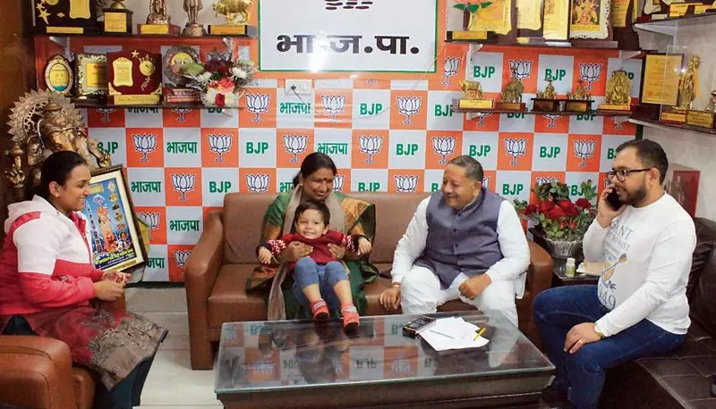 Haryana : मतदान के अगले दिन, उम्मीदवार परिवार के साथ आराम करते Haryana : मतदान के अगले दिन, उम्मीदवार परिवार के साथ आराम करते