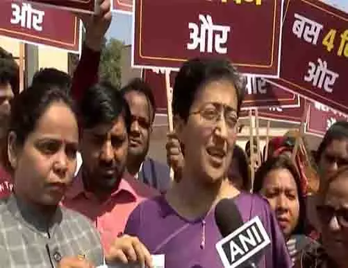 LoP आतिशी, आप विधायकों ने भाजपा के नेतृत्व वाली दिल्ली सरकार के खिलाफ विरोध प्रदर्शन किया LoP आतिशी, आप विधायकों ने भाजपा के नेतृत्व वाली दिल्ली सरकार के खिलाफ विरोध प्रदर्शन किया