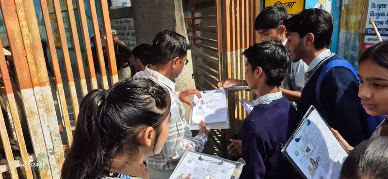 Haryana : बोर्ड परीक्षा केंद्रों पर कड़ी निगरानी Haryana : बोर्ड परीक्षा केंद्रों पर कड़ी निगरानी