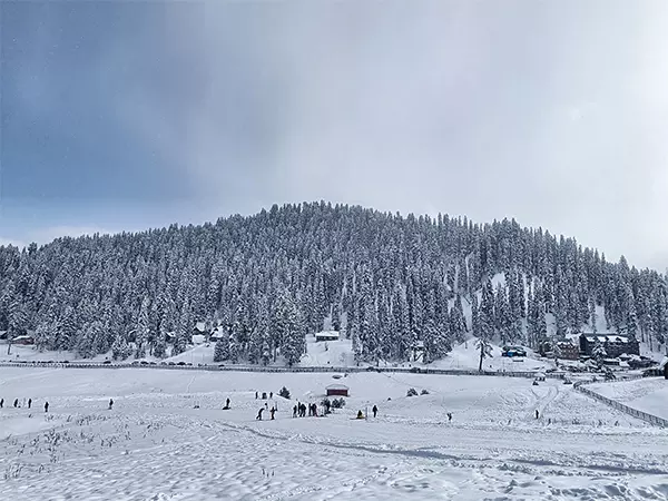 जम्मू-कश्मीर में पर्यटकों की आमद में भारी वृद्धि, 2024 में 2.36 करोड़ पर्यटक आने का रिकॉर्ड जम्मू-कश्मीर में पर्यटकों की आमद में भारी वृद्धि, 2024 में 2.36 करोड़ पर्यटक आने का रिकॉर्ड