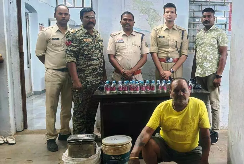 ट्रेनी IPS ने गोदाम में मारी रेड, अवैध शराब बरामद ट्रेनी IPS ने गोदाम में मारी रेड, अवैध शराब बरामद