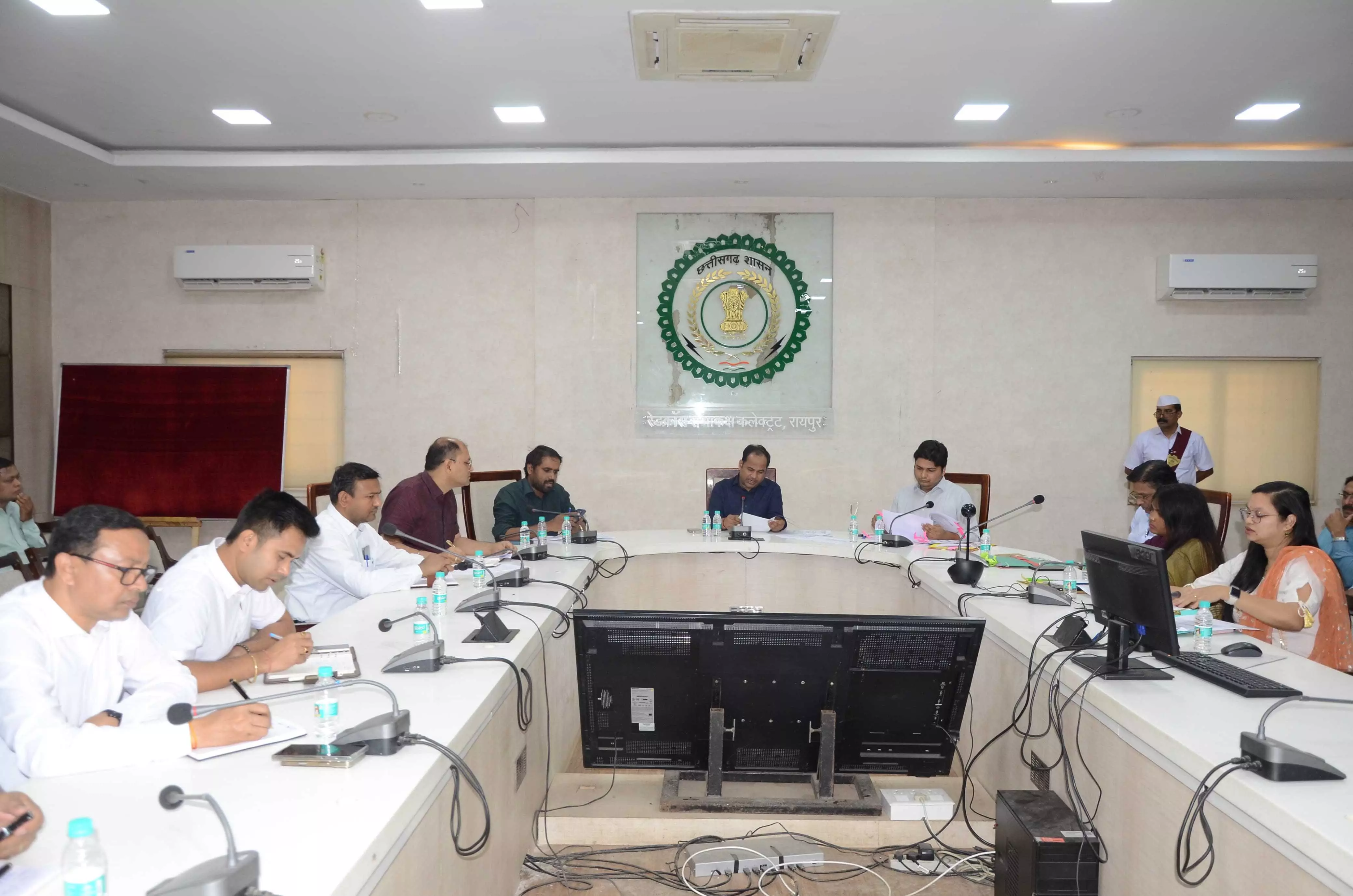 अवैध खनन-अतिक्रमण के खिलाफ चलाएं अभियान : कलेक्टर डॉ सिंह अवैध खनन-अतिक्रमण के खिलाफ चलाएं अभियान : कलेक्टर डॉ सिंह