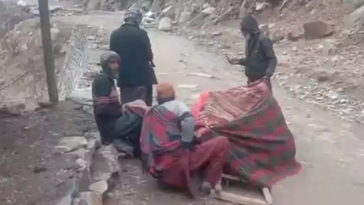 Jammu-Kashmir: चिकित्सा सुविधाएं विफल होने पर महिला ने सड़क पर बच्चे को जन्म दिया Jammu-Kashmir: चिकित्सा सुविधाएं विफल होने पर महिला ने सड़क पर बच्चे को जन्म दिया