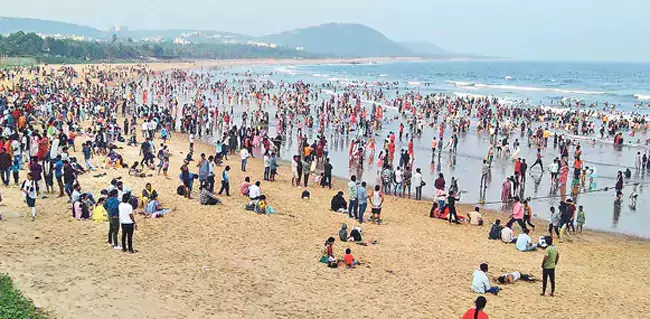 Visakhapatnam: सरकार ने रुशिकोंडा बीच की सफाई पर विशेष ध्यान दिया Visakhapatnam: सरकार ने रुशिकोंडा बीच की सफाई पर विशेष ध्यान दिया