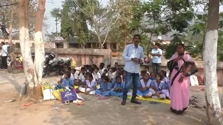 Odisha: ग्रामीणों ने प्रधानाध्यापक के खिलाफ कार्रवाई की मांग को लेकर बौध स्कूल पर ताला जड़ दिया Odisha: ग्रामीणों ने प्रधानाध्यापक के खिलाफ कार्रवाई की मांग को लेकर बौध स्कूल पर ताला जड़ दिया