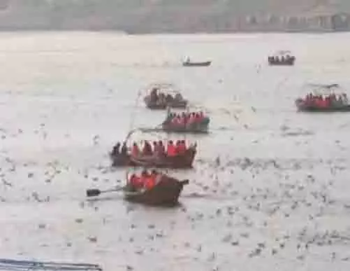 उत्तर प्रदेश: त्रिवेणी संगम पर साइबेरियन पक्षियों का जमावड़ा, पर्यटकों को दिखा मनोरम दृश्य उत्तर प्रदेश: त्रिवेणी संगम पर साइबेरियन पक्षियों का जमावड़ा, पर्यटकों को दिखा मनोरम दृश्य