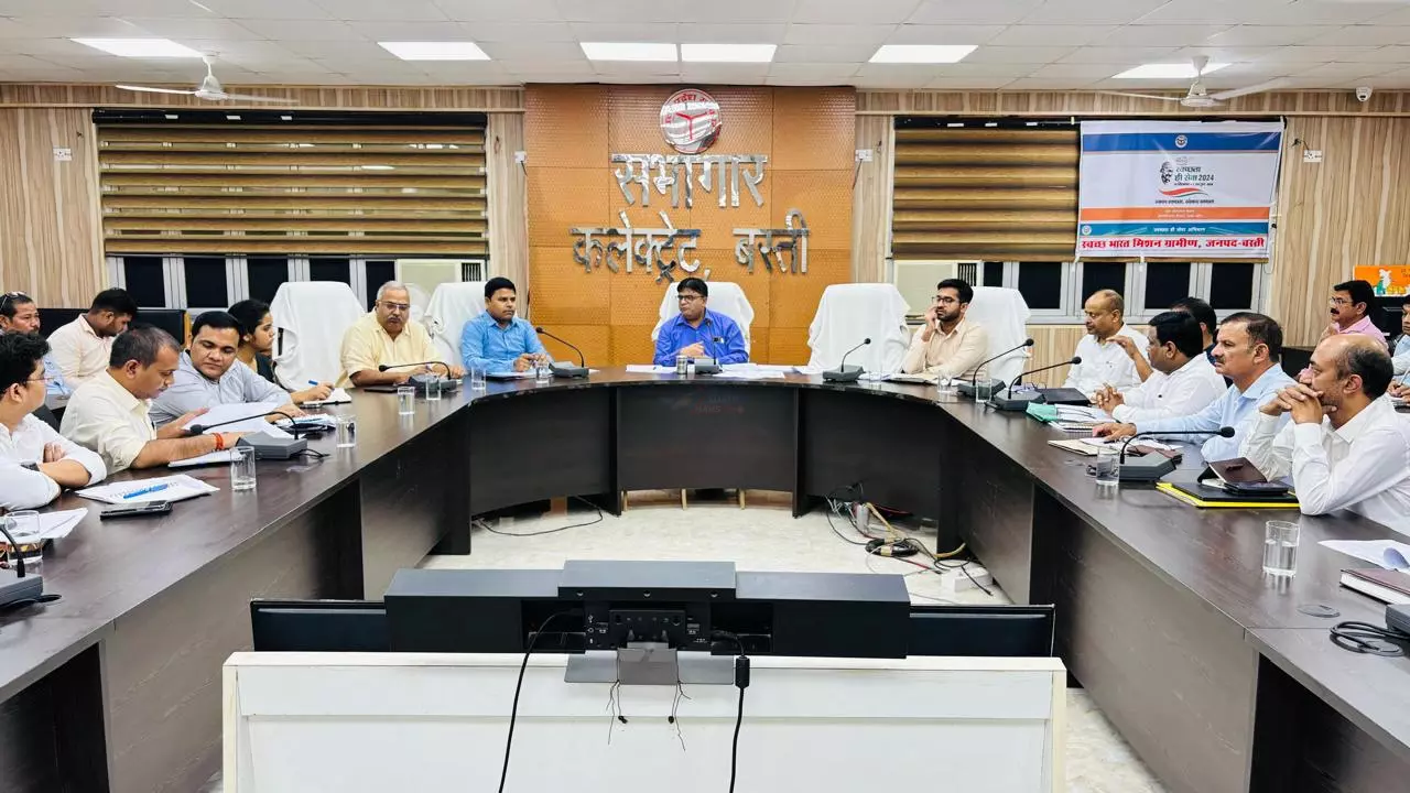 Basti: DM रवीश गुप्ता ने आईजीआरएस पोर्टल पर प्राप्त शिकायत की समीक्षा बैठक में दिए निर्देश Basti: DM रवीश गुप्ता ने आईजीआरएस पोर्टल पर प्राप्त शिकायत की समीक्षा बैठक में दिए निर्देश