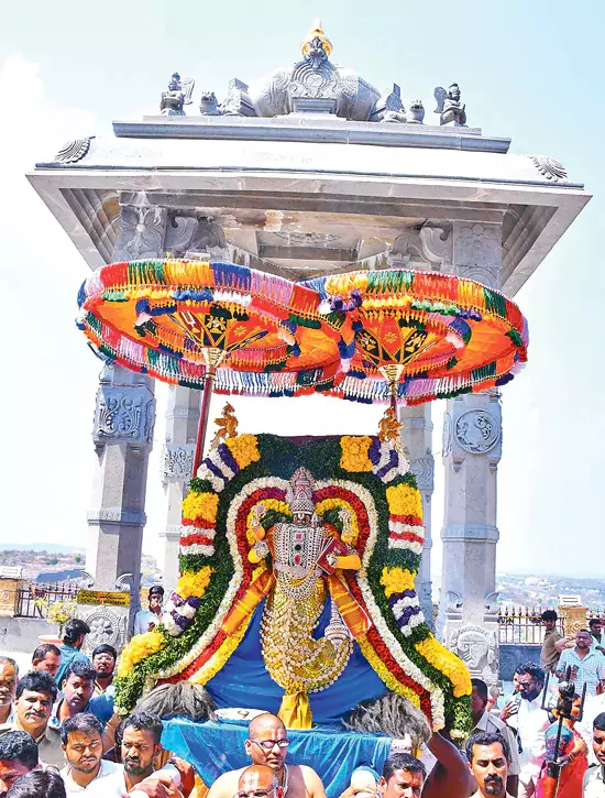 Telangana: यदाद्रि में सजावट समारोह शुरू Telangana: यदाद्रि में सजावट समारोह शुरू